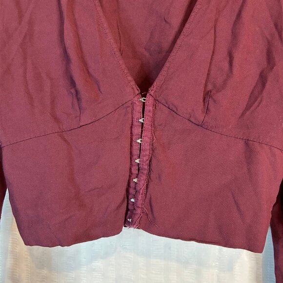V-Neck Clasp Cropped Shirt Womens Sz Medium - Picture 3 of 10